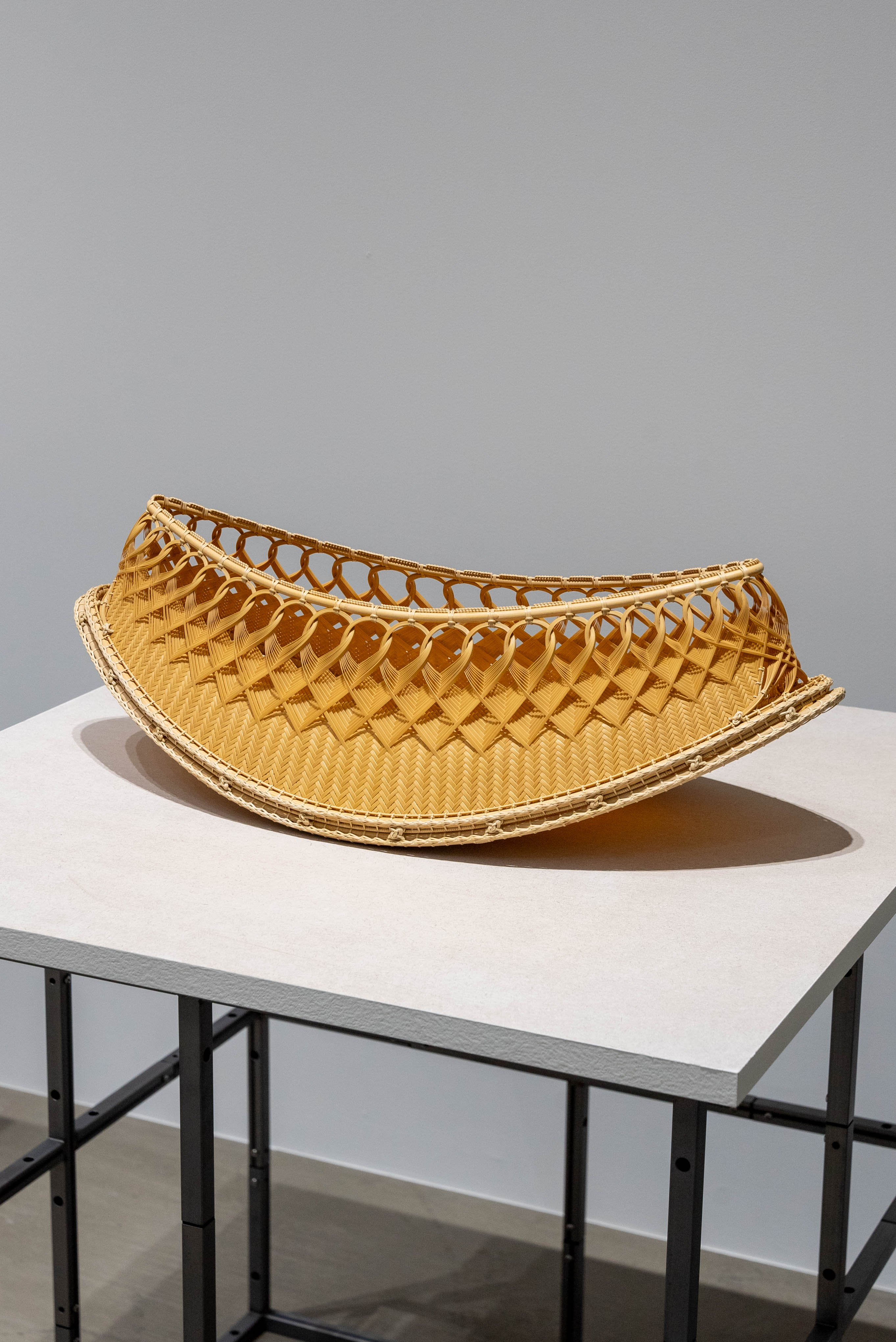 Connection: Boat-shaped bundle-plaiting flower basket