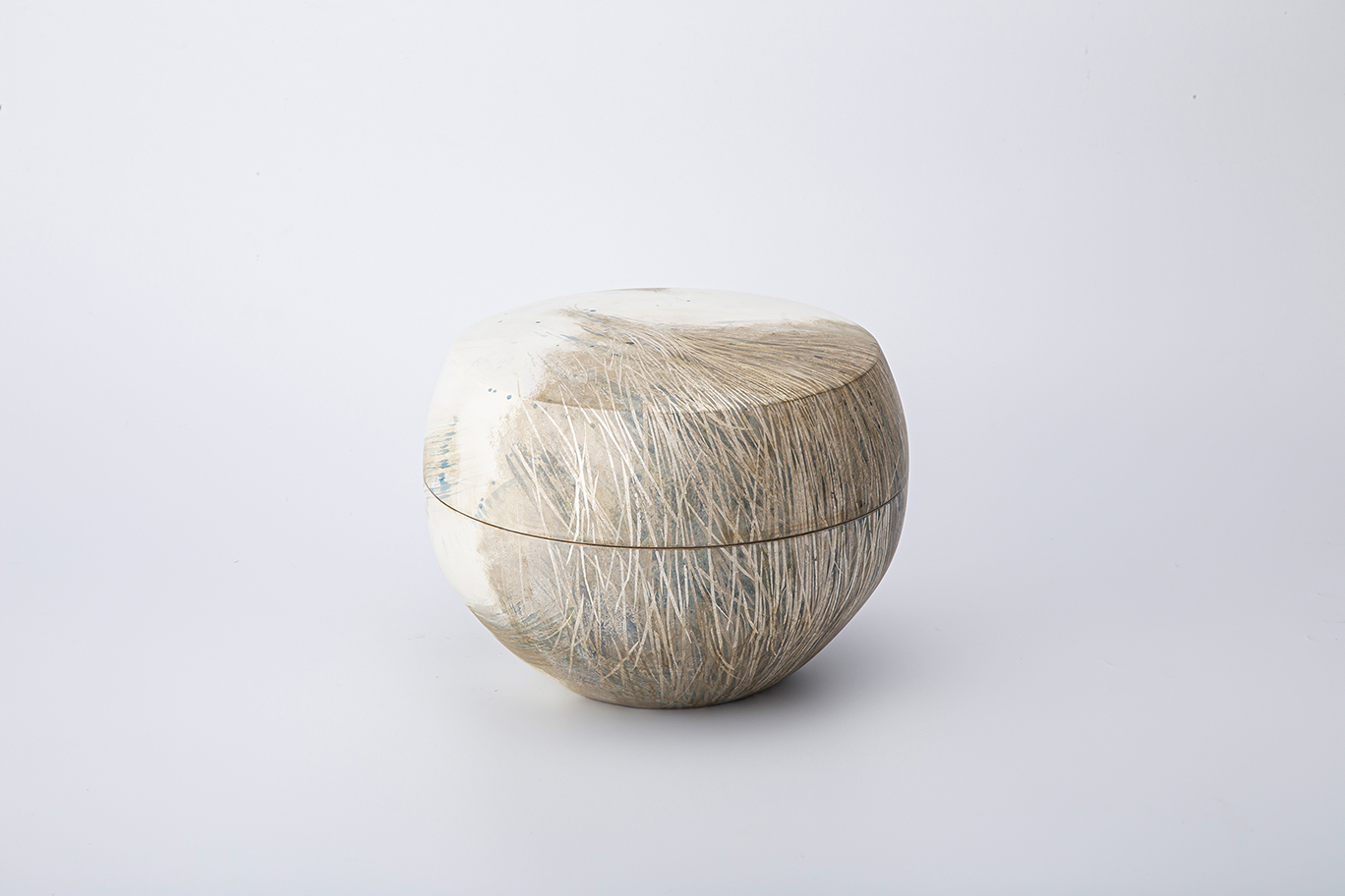 色绘银漆彩陶盒“思绪渐趋平静”