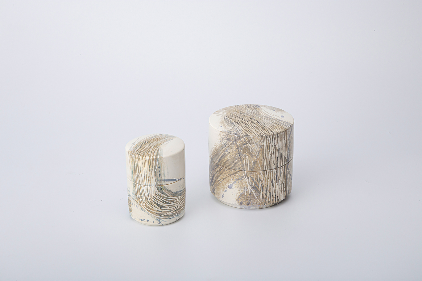 (左)色绘银漆彩陶箱“义无反顾”(右)色绘银漆彩陶盒“露珠亦有色”